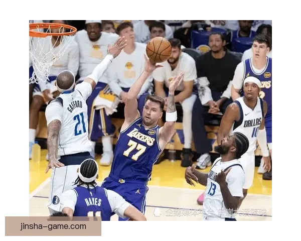 东契奇复出砍下42分12助 湖人力克骑士里夫斯艾顿发挥出色 东契奇复出砍下42分12助 湖人力克骑士里夫斯艾顿发挥出色